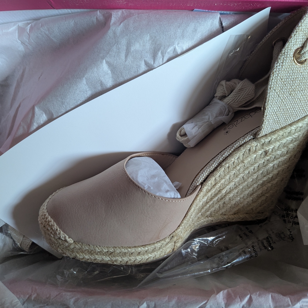 Shoe Dazzle Cream Wedge Sandals